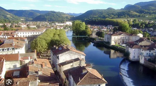 Une chambre à Saint Girons : La vie de village et la montagne