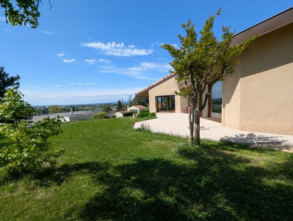 La Villa Camoi // Villa au calme, avec grand terrain, village drômois et collines verdoyantes
