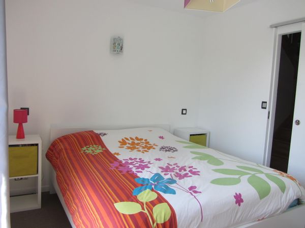 Chambre avec salle de bain et wc privatifs et accès indépendant.