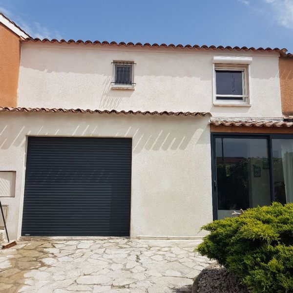 Maison mitoyenne proche de l'aéroport de Marseille Provence (10 min en voiture) et à equidistance de Marseille et Aix en Provence (30 min en voiture). Proche de la gare (15 min à pied). Proche de balades sur le plateau (15 min à pied). Et proche du centre de notre petite ville (10 min à pied). Maison au calme dans copropriété.
