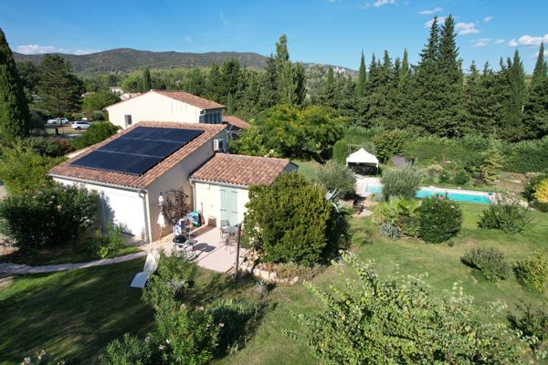 Logement indépendant  avec jardin sur le côté de notre maison principale