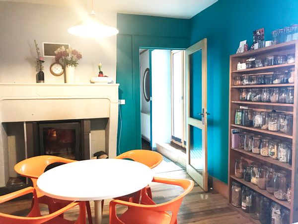 Notre maison de ville, est un logement sur cour, restauré avec goût, dans un écrin de verdure.
