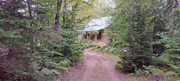 Joli chalet en bois rond en pleine nature à St-Mathieu-du-Parc prêt à vous accueillir.