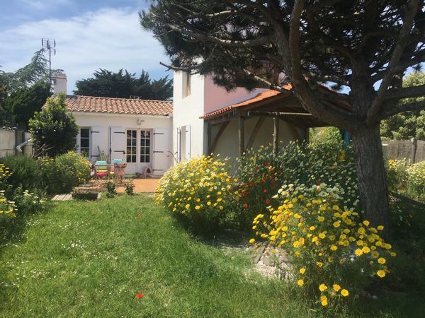 La maison de Peggy : Une escapade blanche, bleue et verte dans une île française