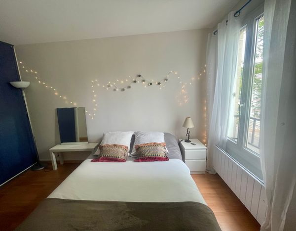 Large private room - shared apartment