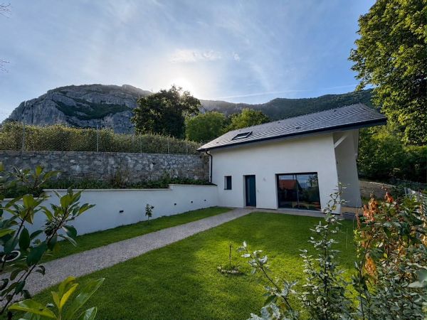 Magnifique maison, Idéalement située à 5 min de la frontière Suisse au pied du Salève et Genève
