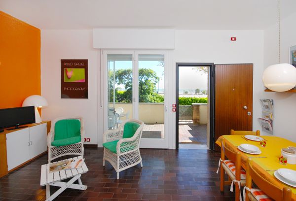 Front de mer à Jesolo Lido. Trois chambres avec terrasse et plage privée.