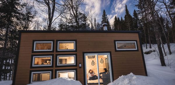Mini-maison lac et sentier de marche en forêt dans un centre de ressourcement