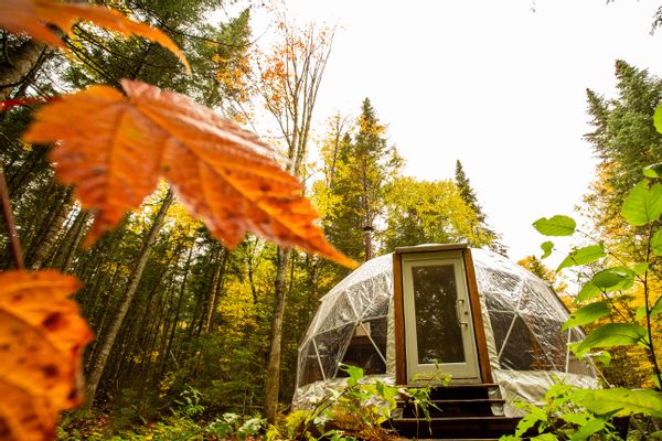 Dôme #1 pour 2 personnes avec lac et sentiers en forêt dans un centre de ressourcement