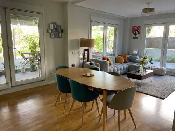 Appartement spacieux de 4 chambres, lumineux et confortable avec une grande terrasse.