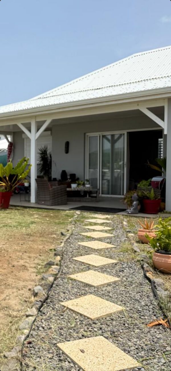 Villa familiale chaleureuse, proche de la mer et des commodités, idéale pour découvrir le sud.