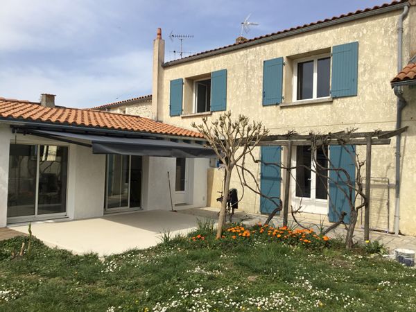 Maison de bourg avec piscine
