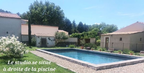 Joli studio tout confort avec accès gratuit à la grande piscine de notre propriété