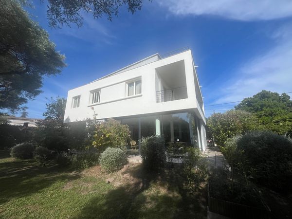 Maison d’architecte style Le Corbusier avec piscine - Jean-Gérard & Iveta