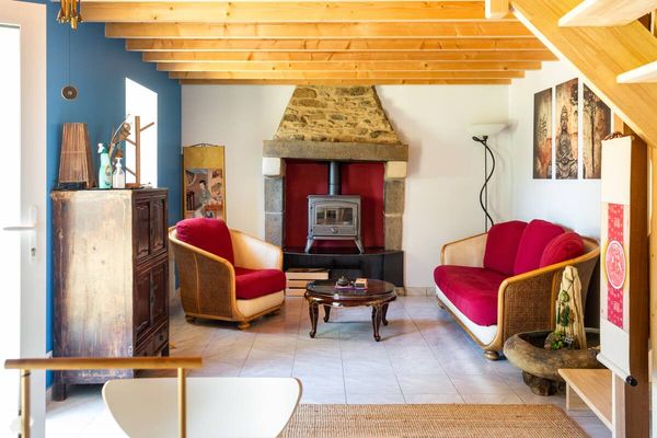 Maison en pierre avec cheminée