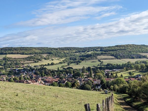 Maison 100m² avec jardin, 3 chambres, cuisine ouverte, idéale pour des vacances en famille.