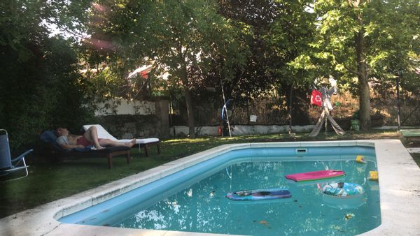 Breathtaking views of Madrid skyline with salt water pool , 3 hammicks, on a 200 Meter-piece of land. With swings and play houses for Kids and adults. Barbaque, 30 Minutes from Sol and thé City center by train. Thé house is 5 Minutes walking to train stop. 5 bedrooms