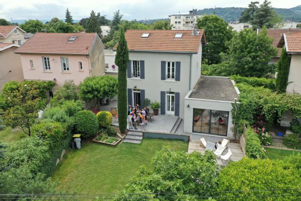Dispo 1 au 8 août 2026 Maison de charme avec jardin & jacuzzi proche Lyon. Pas de moins de 3 nuits.