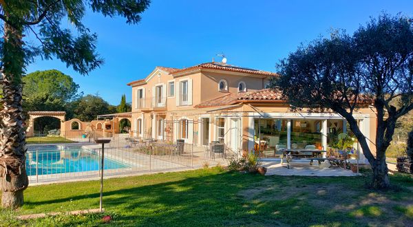 La maison de Janik & Eric, au pied du Rocher de Roquebrunne sur Argens