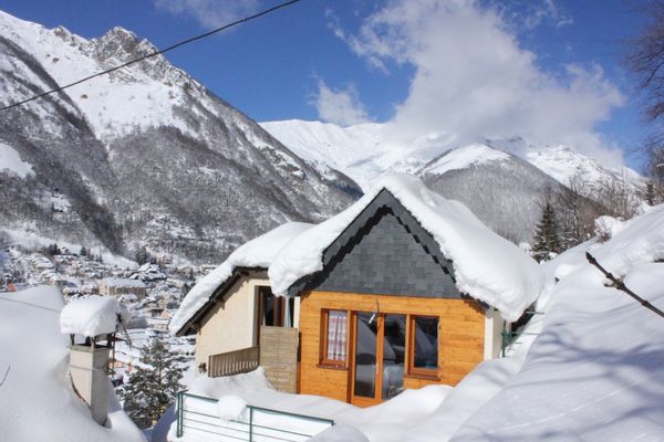 Petit chalet tout en bois avec terrasse et vue panoramique