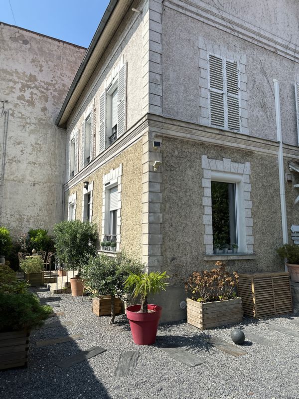 Maison de ville en plein centre bourg au pied e la gare