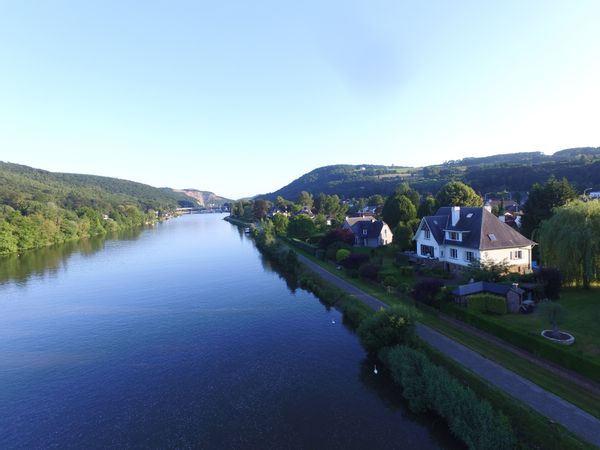 Villa en bord de Meuse avec accès direct au halage