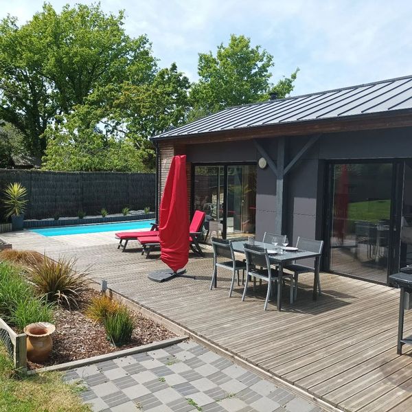 Évasion bretonne : maison cosy en bois avec piscine, proche du Golfe et de ses îles.