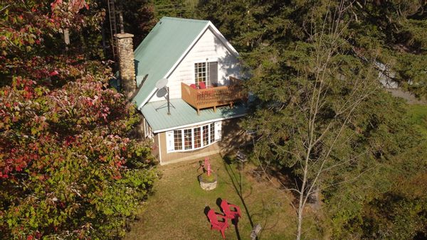 Chalet en bord de rivière avec foyer au bois