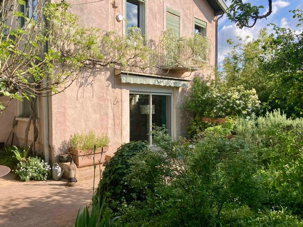 Lyon/Bron: chambre+salle de bain privatives, dans charmante et chaleureuse maison