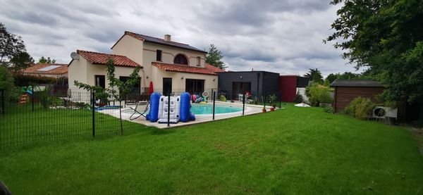 Studio neuf et indépendant chez l'habitant avec vue sur la piscine et le jardin.
