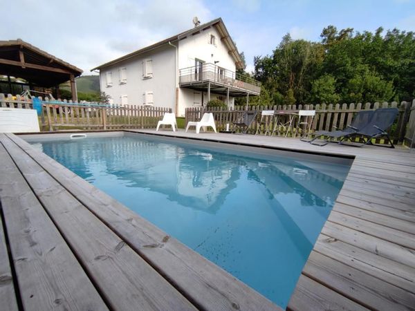 Villa au calme dans un écrin de verdure avec piscine