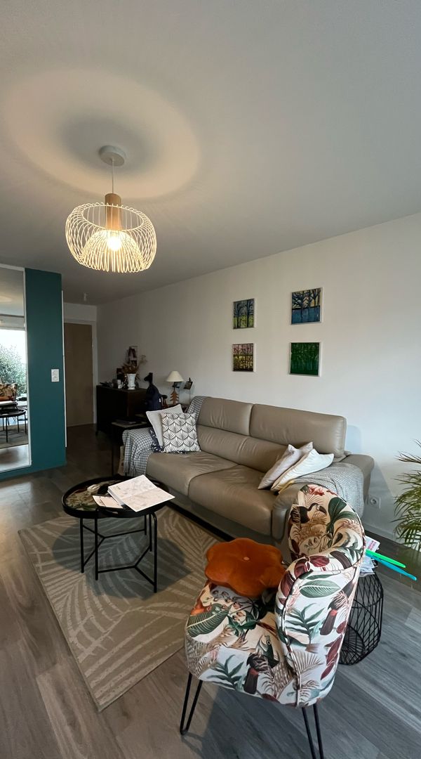 Un séjour cuisine , 2 chambres, 1 salle de bain, Wc séparé , une terrasse de 13  m2 et un jardinet.
