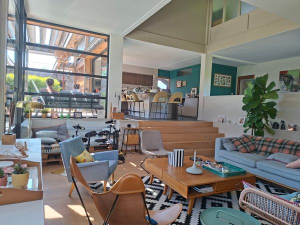 Villa spacieuse et moderne avec piscine, dans un cadre paisible