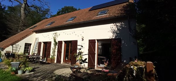 La maison d' Odile et Patricio face à la forêt