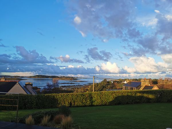 Une jolie maison bleue avec une vue sur mer inoubliable et un jardin privé.