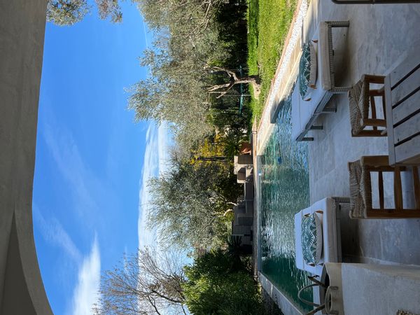 Villa avec piscine à 3 min en voiture de Saint Paul de Vence. Villa + swimming pool in South France.