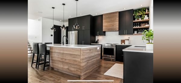 Grande maison avec piscine creusée et spa!  25 minutes de Montréal et 20 minutes de Laval!
