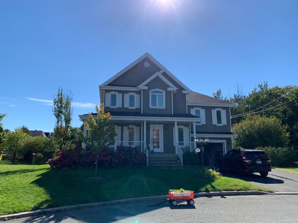 Une maison familiale entre montagne et rivière, près de Montréal