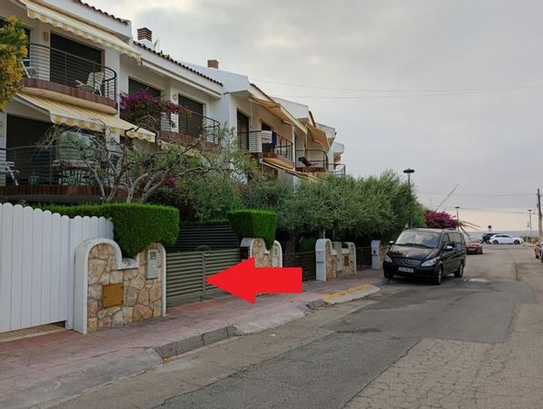 Espacieuse maison de quatre étages au bord de la Méditerranée.