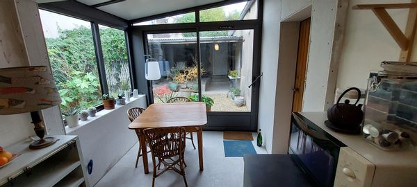 La maison se trouve dans une cité médiévale.