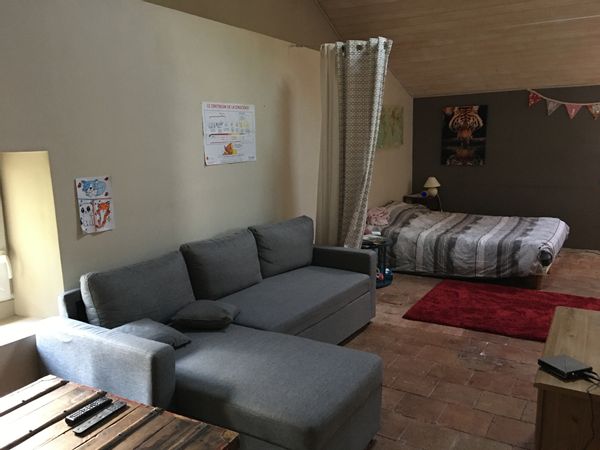 La chambre privée de BÉRENGÈRE sous les toits, au milieu du village, proche (à pieds) des commodités