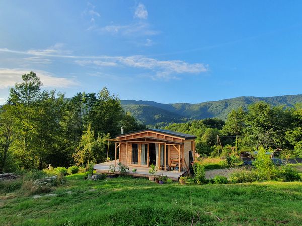 "Le Vent des Rêves" petite maison en bois avec vue sur les montagnes