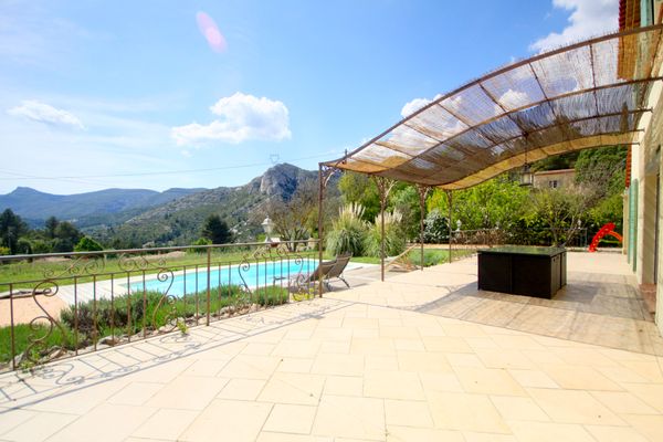 T2 avec 1 chambre, 35 m2, 4 couchages avec grand jardin, parking et piscine d'Aurélie et Louis