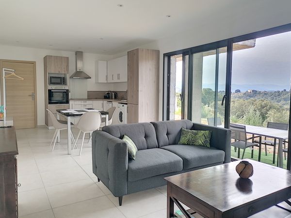 Bas de villa contemporaine dans un endroit calme