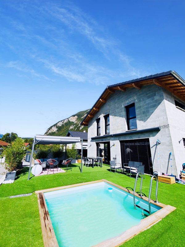 Maison neuve entre lac et montagne