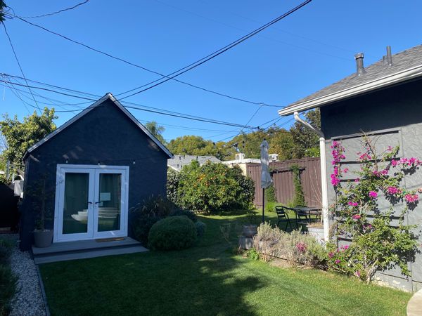 Private room and bathroom in an independent cottage located in a nice garden. Minimum stay: 3 nights