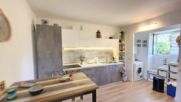 Chez Patricia au soleil_ Chambre double privée. Appartement à partager quelques fois avec moi.