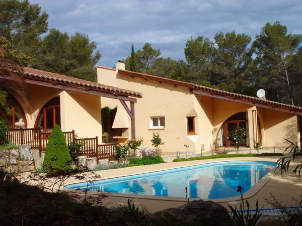 La maison d'amis avec piscine dans la pinède
