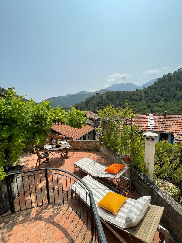 Logement de charme avec terrasse au coeur des piscines naturelles et des oliviers