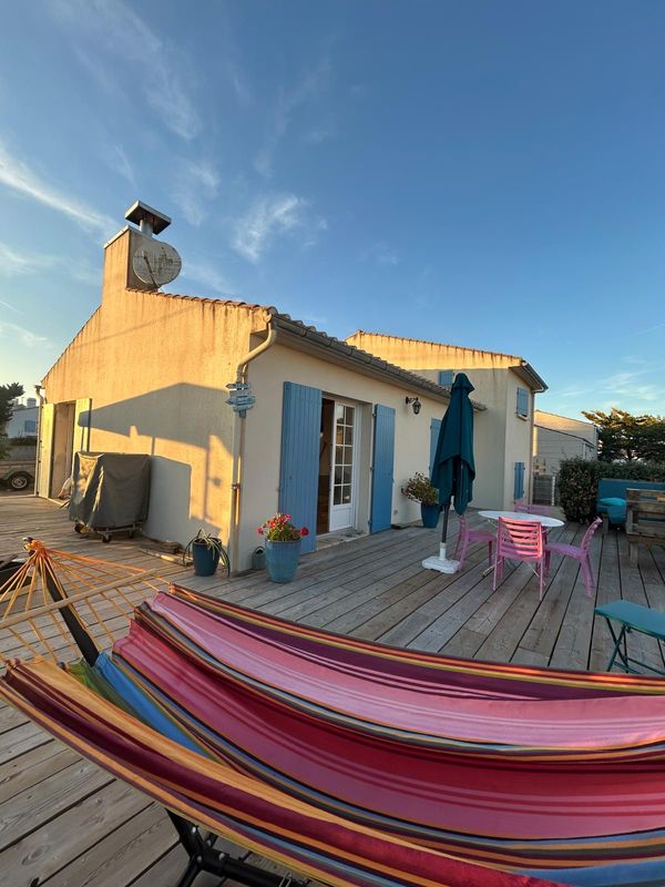 Maison spacieuse et confortable à 300 mètres de la mer et d'une piste cyclable qui longe la côte